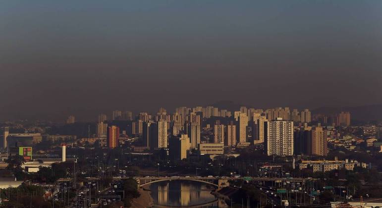 Nuvem de poluição no horizonte na cidade de São Paulo