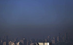 'Em
algumas regiões, como São Paulo, as temperaturas caem e, junto com ela a
umidade de ar. Isso prejudica mais facilmente as vias aéreas superiores (nariz,
ouvido, garganta) e inferiores (pulmões). Além disso, temos nas grandes cidades
um índice de poluição elevado, o que agrava o cenário. O frio faz o nariz ficar
mais irritado pela própria temperatura. O ar mais seco resseca as vias aéreas e
diminui as barreiras de proteção, agravando os sintomas irritativos', explica a otorrinolaringologista Marcele Fernandes, do Hospital CEMA