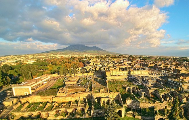 Pompeia - Cidade do Império Romano, na região da Campânia, no sul da Itália, foi destruída pelo vulcão Vesúvio em 79 d.C. Ficou soterrada por cinzas e pedras-pomes numa das catástrofes mais conhecidas da história. 