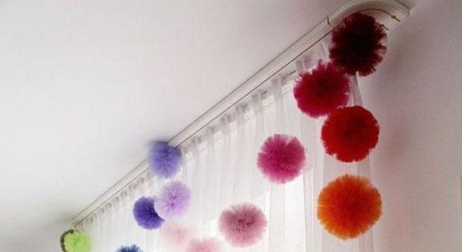 Pompons coloridos para decorar a cortina do quarto infantil
