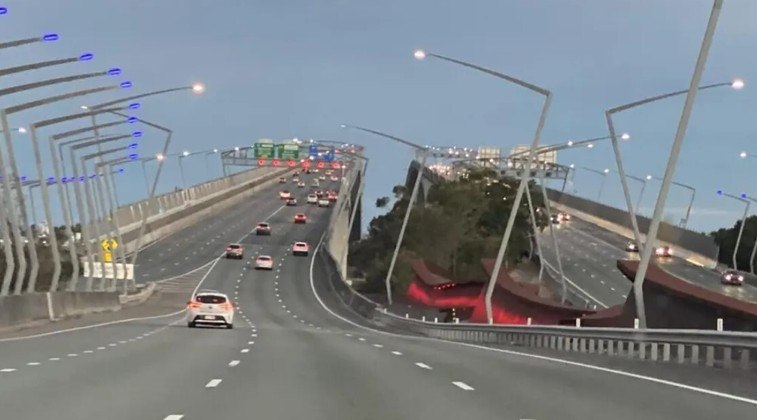 A aparência assustadora e retorcida de uma ponte na Austrália deixou muita gente espantada após uma foto viralizar. A imagem (acima) da Gateway Bridge foi tirada por Wendy Martin, que publicou no grupo de Facebook 