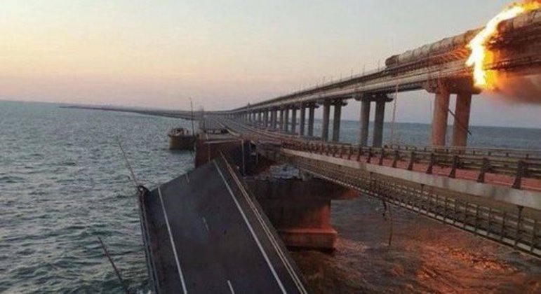 Linha férrea ficou em chamas e uma das pistas para carro foi destruída
