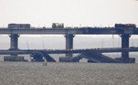 A explosão de um caminhão-bomba na ponte Kerch, que liga a Rússia à Crimeia, no dia 8 de outubro, matou três pessoas e interrompeu a passagem de carros da principal via de acesso à região anexada pela Rússia em 2014. A Ucrânia não assumiu a autoria do ataque, mas Putin classificou a situação como um 'atentado terrorista' e culpou o serviço secreto ucraniano
