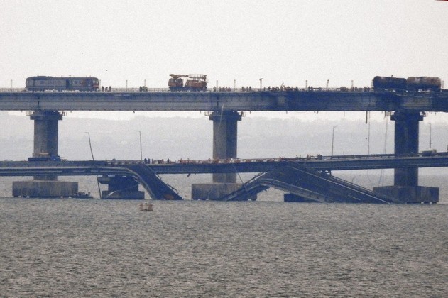 A explosão de um caminhão-bomba na ponte Kerch, que liga a Rússia à Crimeia, no dia 8 de outubro, matou três pessoas e interrompeu a passagem de carros da principal via de acesso à região anexada pela Rússia em 2014. A Ucrânia não assumiu a autoria do ataque, mas Putin classificou a situação como um 'atentado terrorista' e culpou o serviço secreto ucraniano