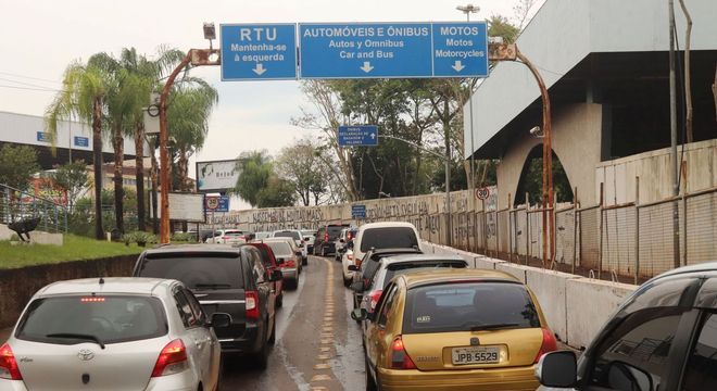 Ponte Internacional da Amizade que liga o Brasil ao Paraguai foi reaberta hoje