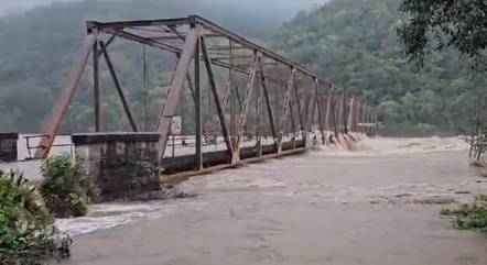 Ponte de ferro liga Farroupilha a Nova Roma do Sul