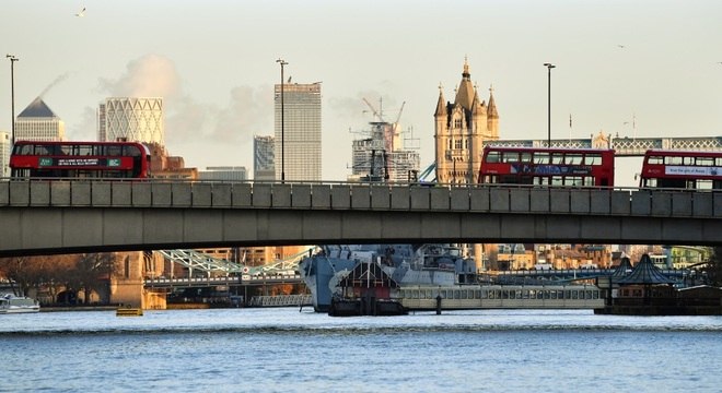 Ônibus parados sobre a Ponte de Londres após polícia fechar a área