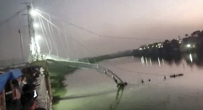 Ponte desaba no estado de Gujarat, na Índia, e deixa ao menos 60 mortos