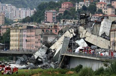 Desabamento de ponte deixou pelo menos 39 mortos