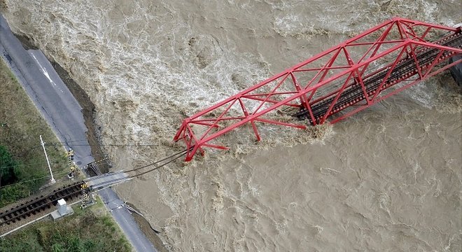  Ponte desabou sobre rio Chikuma