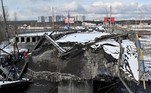 Uma autoridade do governo da Ucrânia disse nesta quinta-feira (10) que a invasão russa até agora causou danos de aproximadamente US$ 100 bilhões (cerca de R$ 502 bilhões) com a destruição de estradas, pontes e negócios na Ucrânia, causando um grande golpe em sua economia.