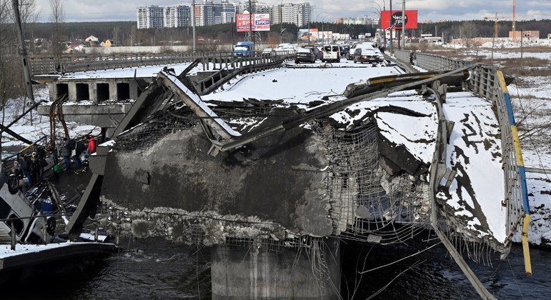 Ponte foi destruída na cidade de Irpin, no norte da capital da Ucrânia, Kiev