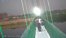 Chega a 134 o número de mortos após ponte desabar na Índia; veja vídeo do momento da queda
