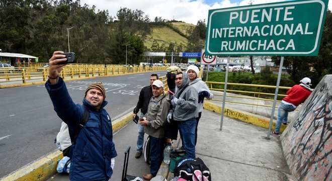 Ponte Internacional Rumichaca, entre Colômbia e Equador, é ponto de passagem de muitos migrantes venezuelanos