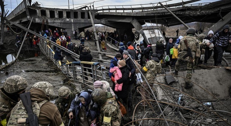 Ponte destruída em Irpin é um dos símbolos dos ataques russos à região de Kiev