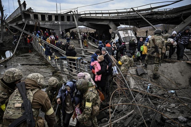 Com o objetivo de invadir Kiev, tropas russas causaram enorme destruição
nos arredores da capital. A cidade de Irpin foi um dos locais mais afetados
pela ofensiva de Moscou, lidando com inúmeros danos e a morte de civis, incluindo
jornalistas estrangeiros da Fox News 