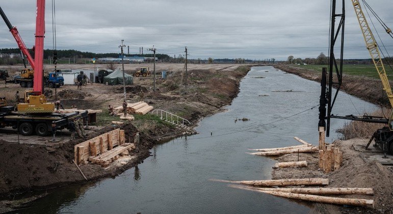 Governo da Ucrânia está construindo ponte provisória sobre o rio Irpin