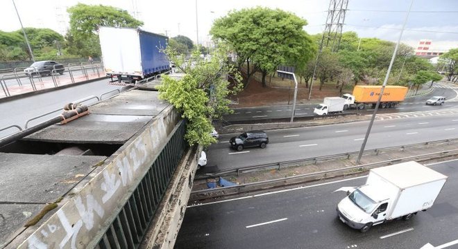 Ponte JÃ¢nio Quadros estÃ¡ interditada para caminhÃµes hÃ¡ mais de um mÃªs