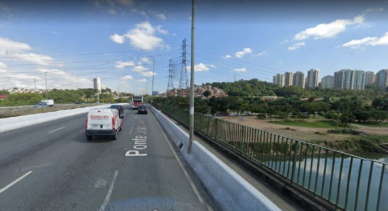 Motociclista cai de ponte após colisão com carro na zona sul de São Paulo