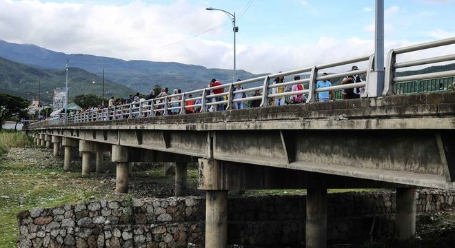 O tráfego na ponte da fronteira entre Colômbia e Venezuela é quase totalmente numa única direção. São raros os colombianos que atravessam para o outro lado