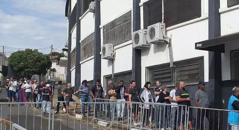 Torcedores formam fila para compra de ingressos no Estádio Moisés Lucarelli