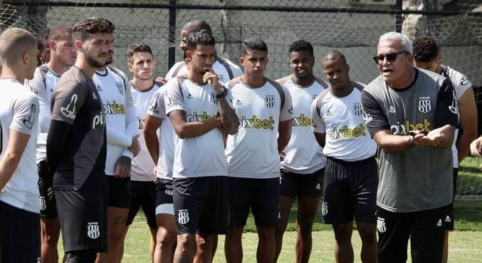 Técnico Hélio dos Anjos conversa com elenco da Ponte em seu primeiro treino