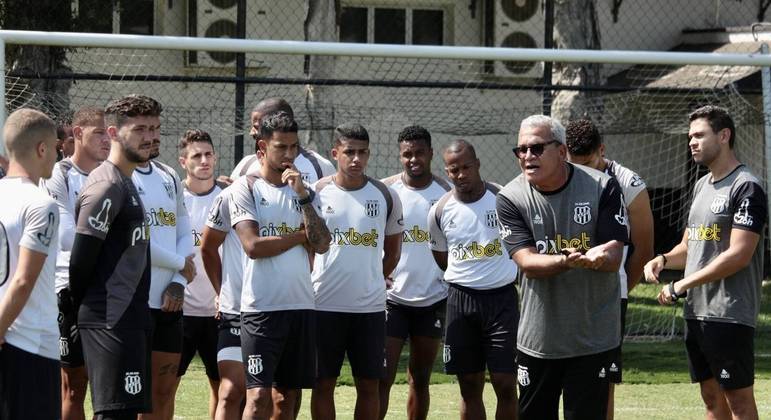 Técnico Hélio dos Anjos conversa com elenco da Ponte em treino para o jogo em casa