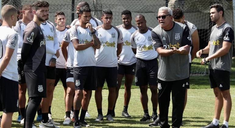 Técnico Hélio dos Anjos conversa com elenco da Ponte Preta em treino
