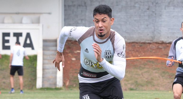 Atacante Lucca em treino pela Ponte preta