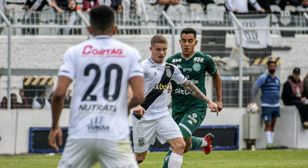 Ponte Preta e Guarani se enfrentando pela Serie B