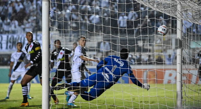 Wallisson marcou o primeiro gol da Ponte Preta na partida contra o Vasco
