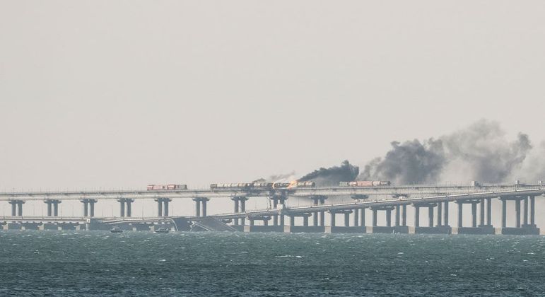 Ponte na Crimeia em chamas logo após a explosão de caminhão
