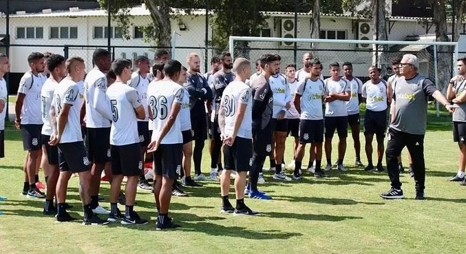 Técnico Hélio dos Anjos orienta atletas da Ponte em treinamento
