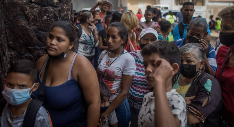 População afetada pelas chuvas espera por ajuda na Venezuela