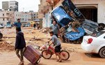 'Ainda há esperança de encontrarsobreviventes', afirmou Tamer Ramadan, diretor das operações da FederaçãoInternacional de Sociedades da Cruz Vermelha e do Crescente Vermelho na Líbia.Ele se negou, no entanto, a anunciar um balanço de mortos, que 'não serianem definitivo, nem preciso', em uma entrevista coletiva em Genebra