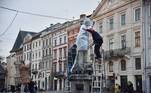 População protege estátuas em caso de bombardeios na cidade de Lviv, na Ucrânia