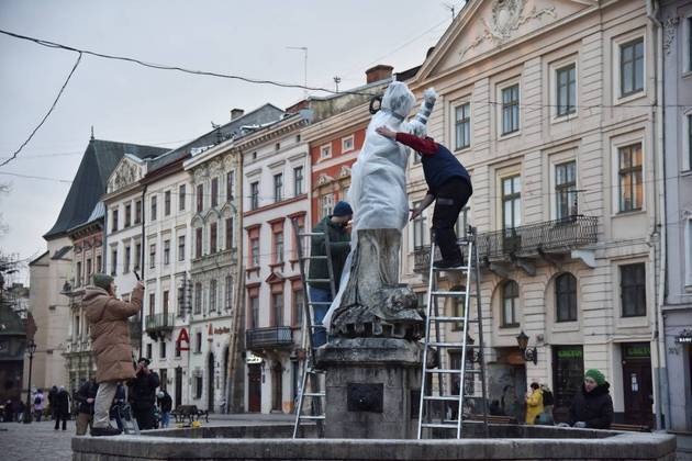 População protege estátuas em caso de bombardeios na cidade de Lviv, na Ucrânia