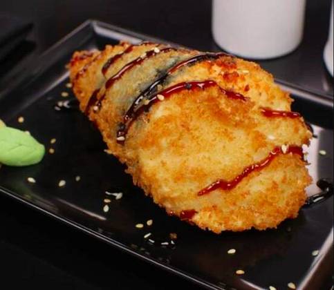 Popular no Brasil, o temaki frito é feito da mesma forma que o tradicional, mas o recheio é empanado e frito antes de ser enrolado na alga. Pode ser recheado com salmão, camarão, atum, cream cheese e cebolinha. 