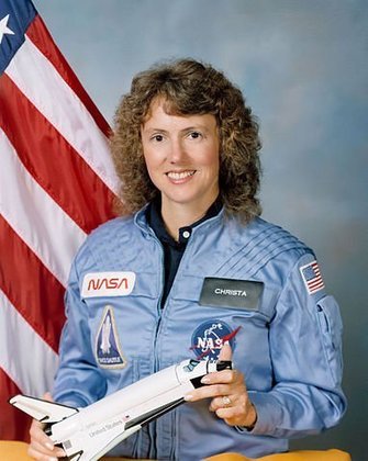 Por causa do projeto estudantil, a missão tinha a presença da professora Christa McAuliffe, 37 anos. Era a primeira vez que um ônibus espacial transportava alguém que não era astronauta por formação. 