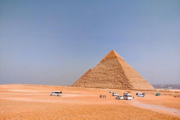 Por conta da forma e da época em que foi construída – os blocos da pirâmide pesam toneladas e são perfeitamente encaixados –, existem inúmeras teorias e mistérios em torno da construção dessa pirâmide impressionante.