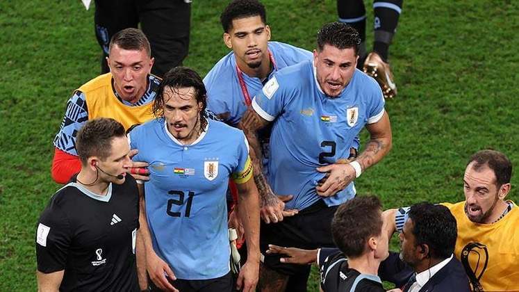 Por conta de uma penalidade não dada para os uruguaios, o árbitro alemão Daniel Siebert foi rodeado por atletas da Celeste que estavam indignados com a decisão. No meio de ânimos exaltados, Edinson Cavani levou um cartão amarelo.
