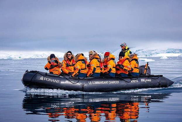 Por conta desse frio, a Antártida não tem moradores, salvo alguns cientistas que vão lá pesquisar sobre o continente. Assim, também não há países. Um tratado assinado em 1959, por mais de 50 países, diz que esses países não poderão explorar a região até 2040. 