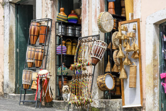 Por conta disso, a cidade celebra suas raízes africanas por meio da música, dança e tradições carnavalescas.
