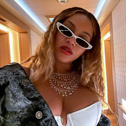 Por conta disso tudo, Beyoncé é um fenômeno nas redes sociais. Só no Instagram, são 273 milhões de seguidores, mais do que toda a população brasileira. Anitta, por exemplo, tem 