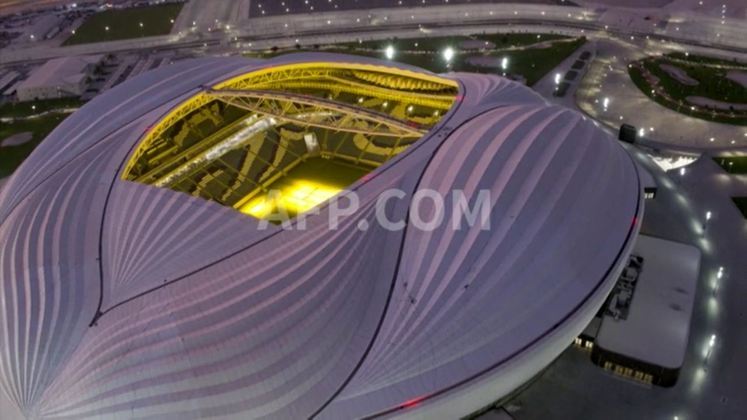 Por conta do formato da cobetura do estádio lembrar, segundo diversos internautas, o órgão reprodutor feminino, o estádio já virou um dos memes da Copa.