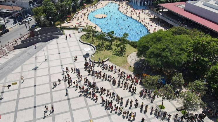Por conta do forte calor deste domingo (12), visitantes do Sesc Belenzinho tiveram de encarar uma fila para poder curtir a piscina do local. Algumas pessoas disseram ter chegado às 6h para conseguir entrar