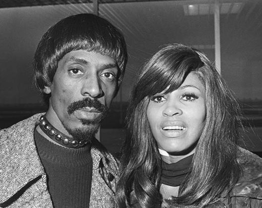 Por detrás dos holofotes, Tina Turner e o marido levavam uma vida pessoal conturbada. Ela teve que lidar com abusos e enfrentou desafios emocionais e físicos ao lado de Ike Turner. 