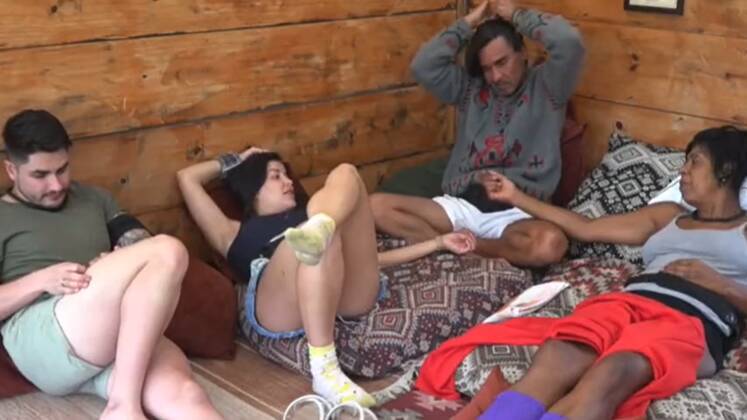 Por mais que o Pôr do Sol tivesse abdicado das estratégias,
as ideias de afastamento nunca se concretizaram. Pelo contrário: Márcia
conseguiu costurar alianças com Lucas e convenceu o Pôr do Sol a jogar junto
dela e de Nadja para proteção. Tanto que, na última formação de Roça, os peões miraram em Tonzão — com exceção da ex-atleta — e foram criticados por combinarem voto, atitude
que sempre censuraram