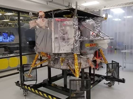 Por intermédio da NASA, a empresa Astrobotic Technology, com sede em Pittsburgh, criou o módulo de aterrissagem chamado Peregrino, em homenagem ao falcão, que é o pássaro mais veloz do mundo.