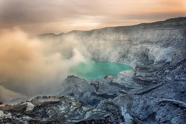 Por isso, há mais de 130 vulcões ativos na Indonésia, que formam um cinturão de fogo desde o norte da Ilha de Sumatra até a Ilha de Timor, no Sul. 